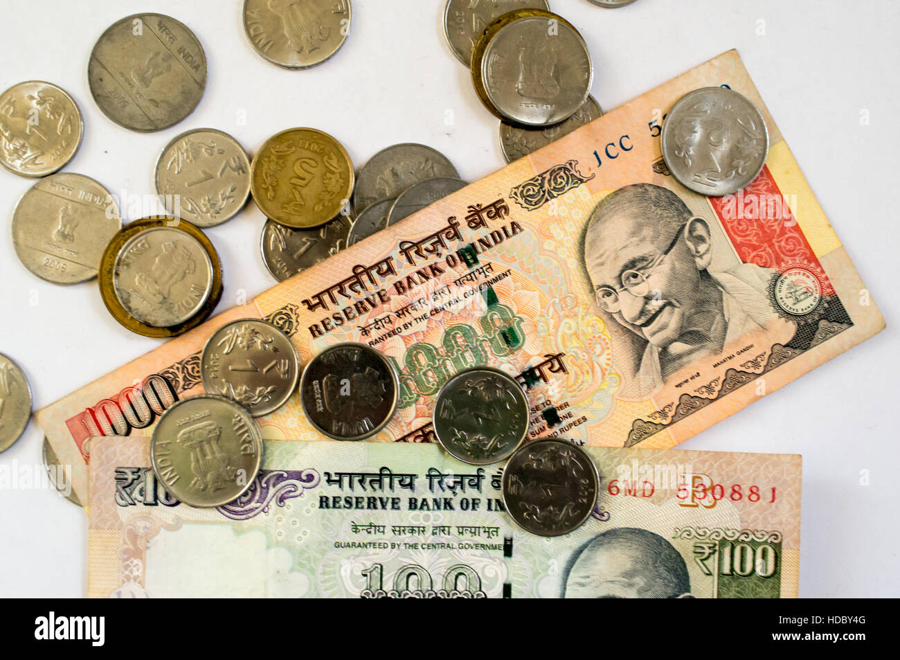 Indian papel moneda y monedas aislado en blanco. La desmonetización ha hecho  cada bit de moneda importante Fotografía de stock - Alamy