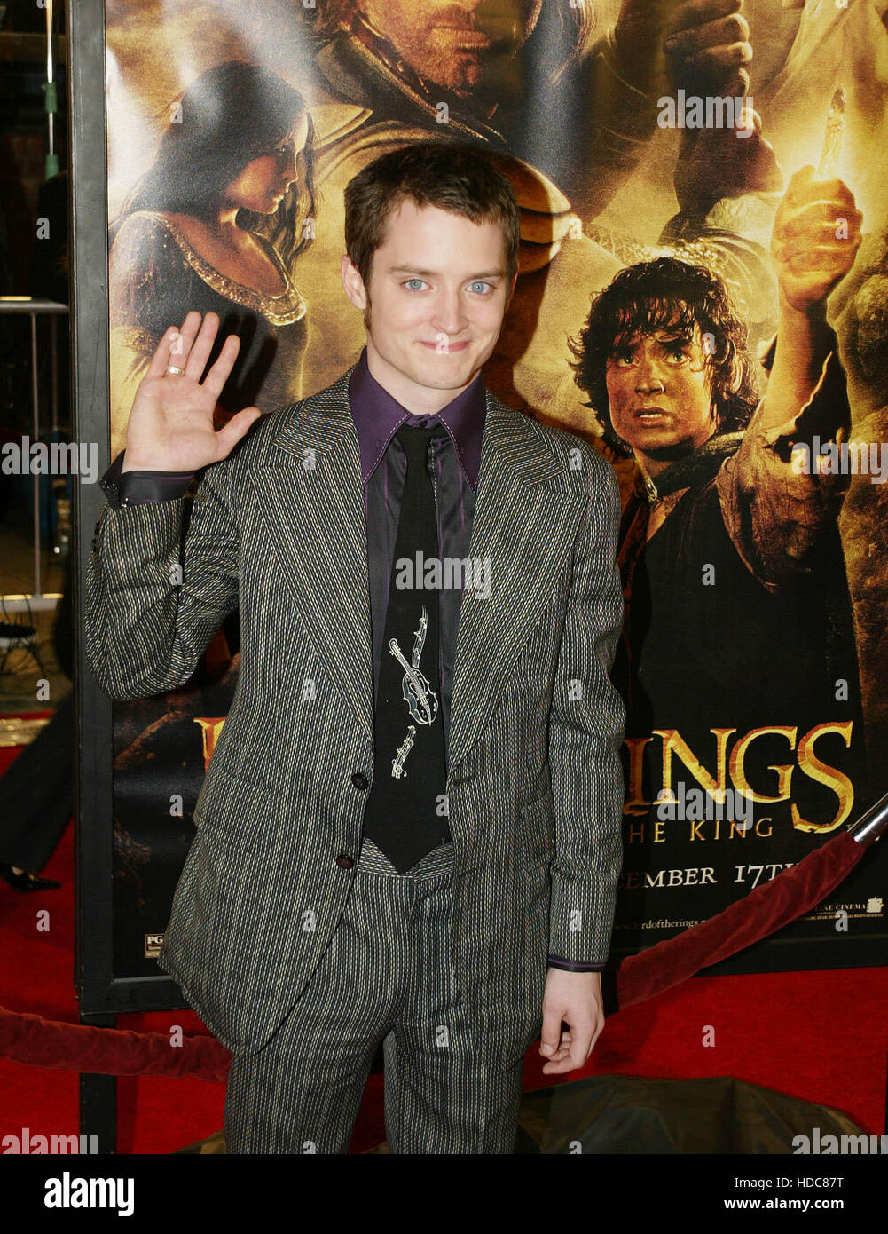 El actor Elijah Wood ondea a los fot grafos en el estreno