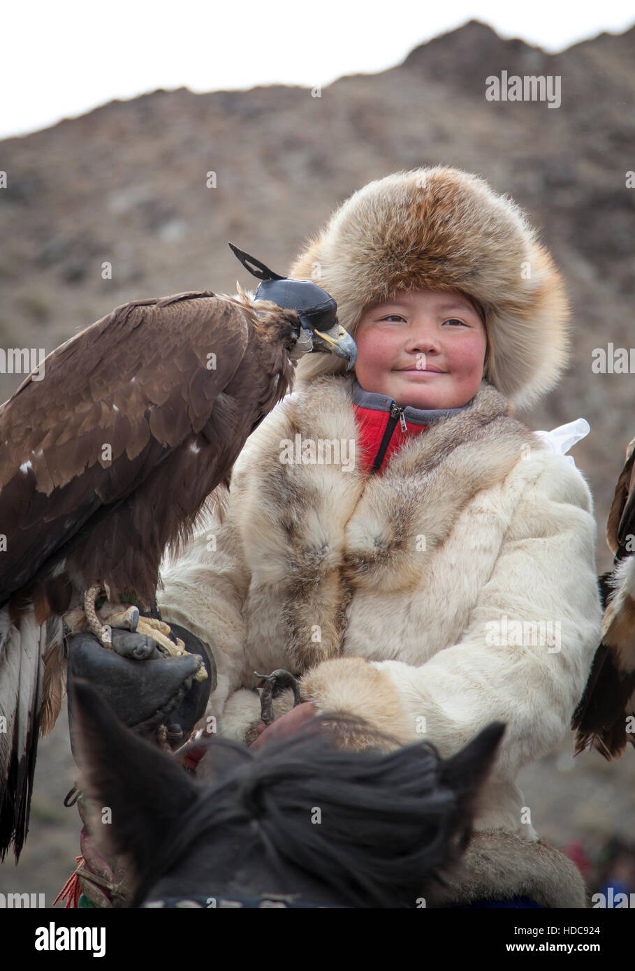 Bayan Ulgii, Mongolia, octubre 4th, 2015: Eagle cazadora con ella Altai Golden Eagle Foto de stock