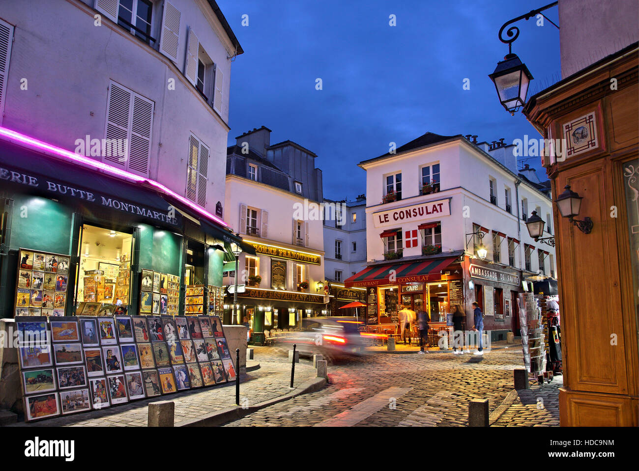Caminando por las pintorescas callejuelas de la "Bohemia" barrio de Montmartre, Paris, Francia Foto de stock