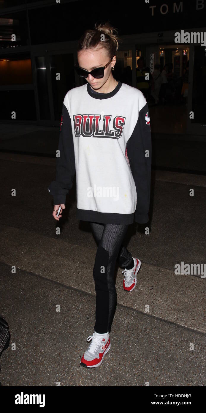Lily-Rose Johnny Depp en el Aeropuerto Internacional de Los Angeles (LAX)  vistiendo una sudadera Chicago Bulls Featuring: Lily-Rose Depp donde: Los  Angeles, California, Estados Unidos cuando: 05 de octubre de 2016 Fotografía