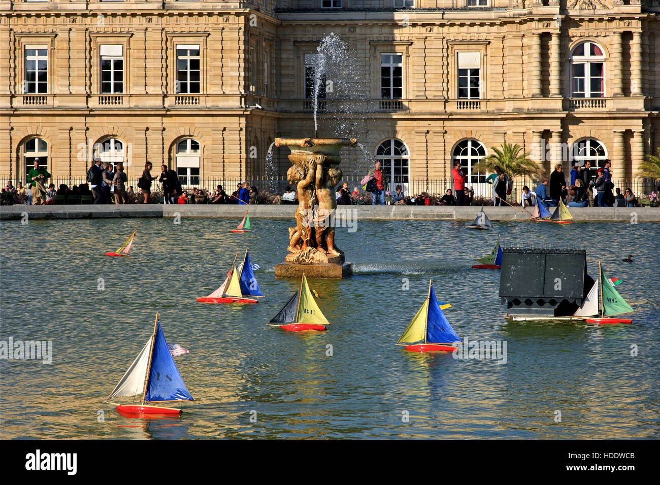 Barcos de madera retro - Juguetes en la piscina en frente del Palacio de Luxemburgo (Palacio) en el Jardín de Luxemburgo (Jardin), París. Foto de stock