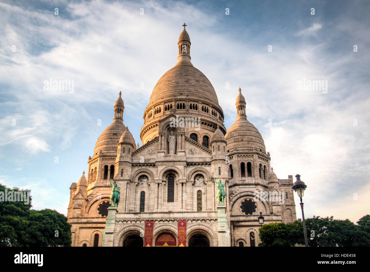 Vista de la iglesia del Sacre Coeur en la cima de Montmartre en París en Francia Foto de stock