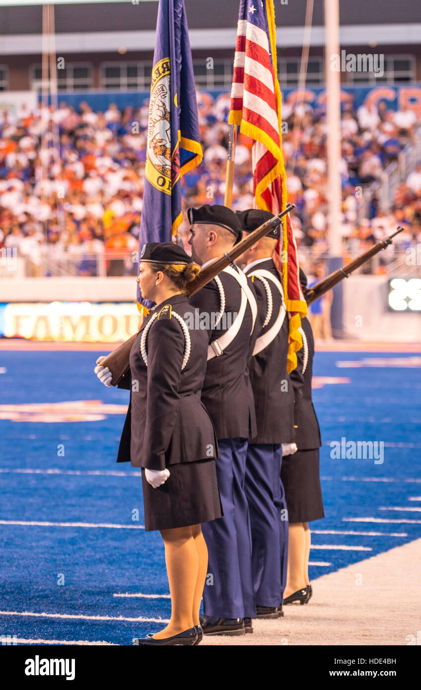 Las Fuerzas Armadas, saludar a la bandera, el juego de fútbol de Boise State, Boise, Idaho, EE.UU. Foto de stock