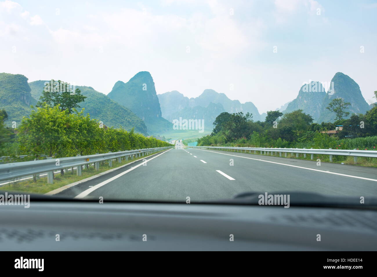 La conducción a través de los arrozales y el paisaje cárstico en la provincia de Guangxi, China Foto de stock