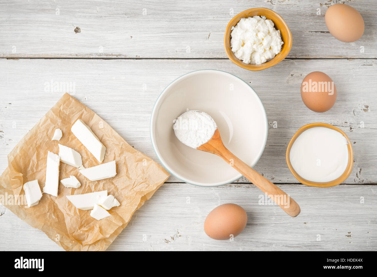 Diferentes queso fresco con el yogur y los huevos sobre la mesa de madera blanca Foto de stock