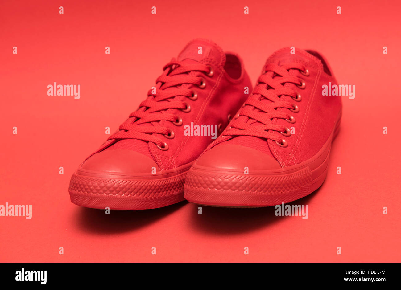 Zapatillas rojas converse fotografías e imágenes de alta resolución - Alamy