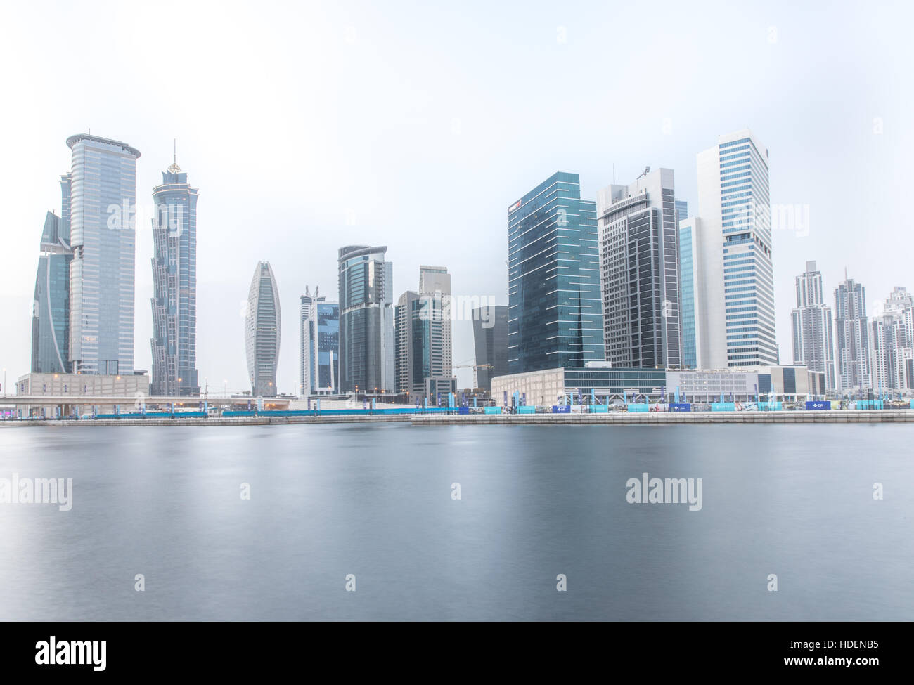Horizonte de negocios del distrito de la Bahía en un día nublado. Dubai, Emiratos Árabes Unidos. Foto de stock