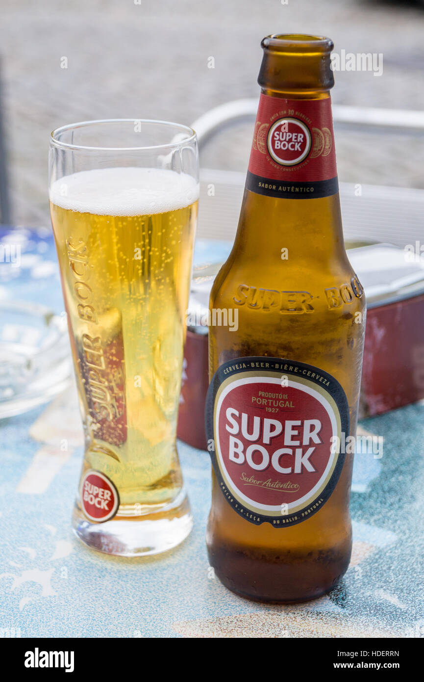 Una botella y vaso de cerveza Super Bock en una barra, Vila Nova de Gaia, del río Duero, Oporto, Portugal Foto de stock