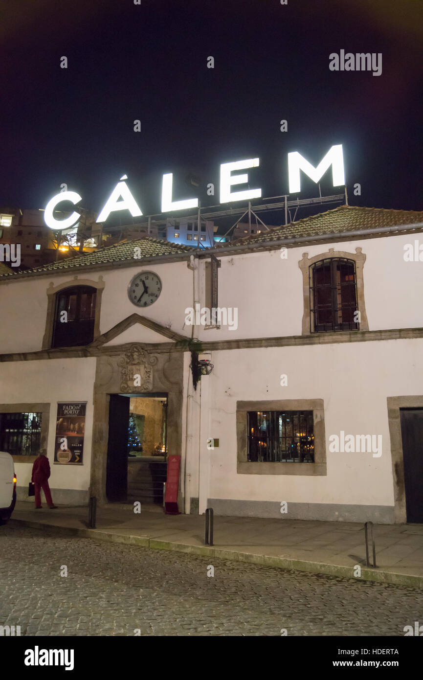 'Puerto' Calém lodge, Vila Nova de Gaia, del río Duero, Oporto, Portugal, en la noche Foto de stock