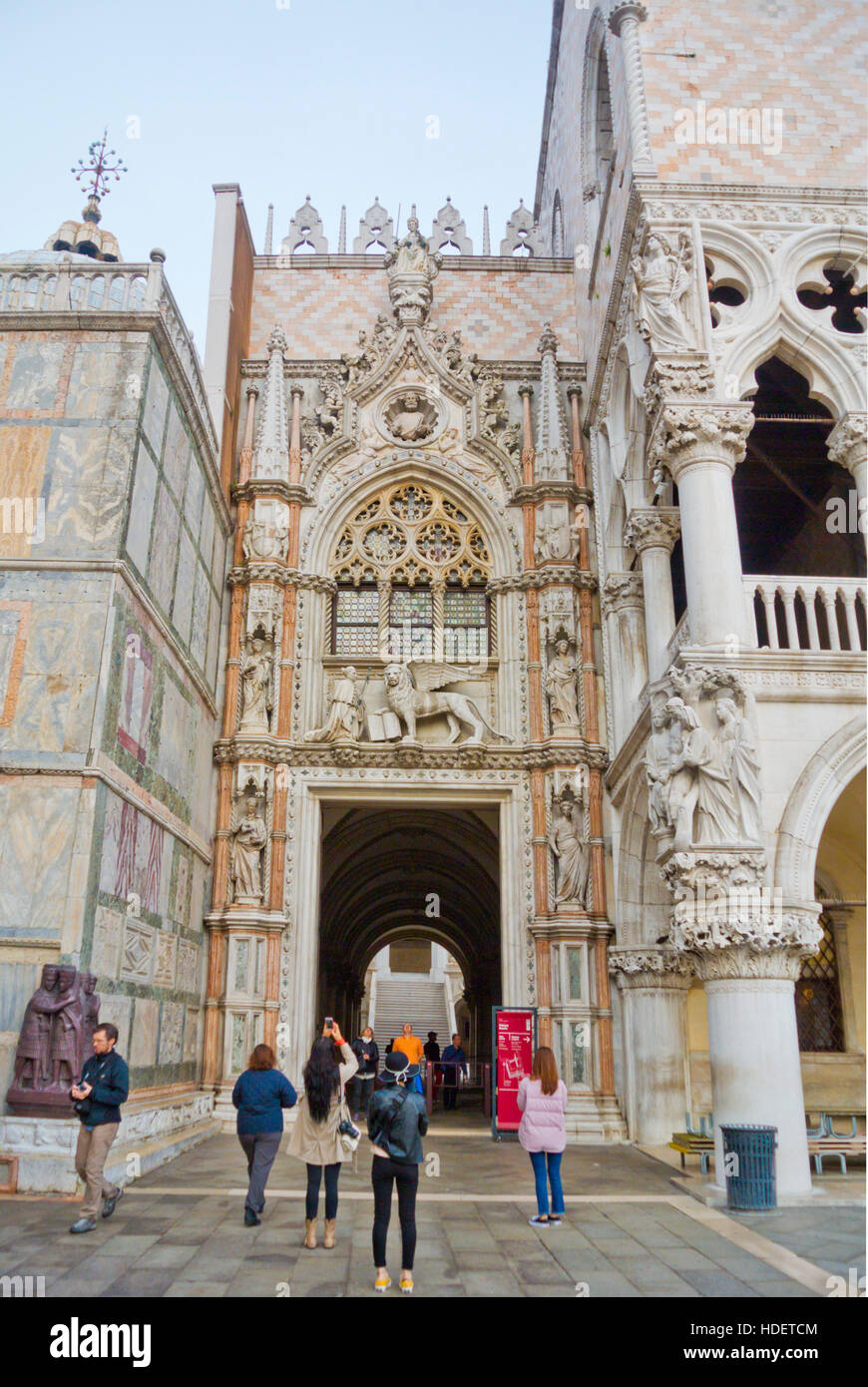 La Porta della Carta, Carta gate, entre el Palacio Ducal y la iglesia, la Piazza San Marco, Venecia, Véneto, Italia Foto de stock