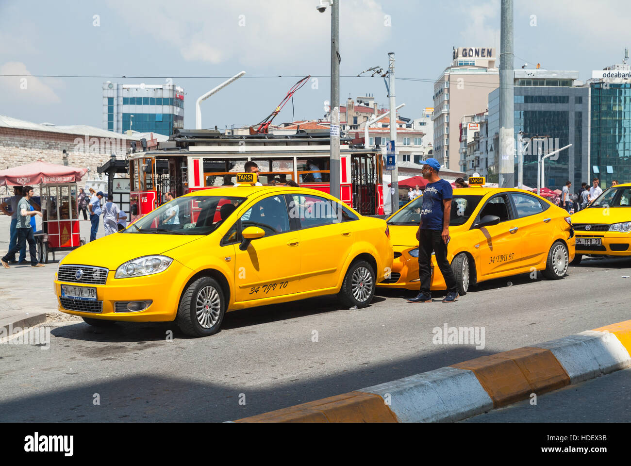 Estambul, Turquía - Julio 1, 2016: los taxistas cerca de coches amarillos en la plaza de Taksim. Paisaje urbano de la ciudad de Estambul Foto de stock