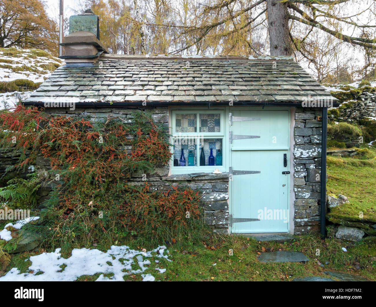 Pequeña, bonita, Lakeland slate cottage Hodge, cerca Tilberthwaite, Cumbria, Inglaterra, Reino Unido. Foto de stock