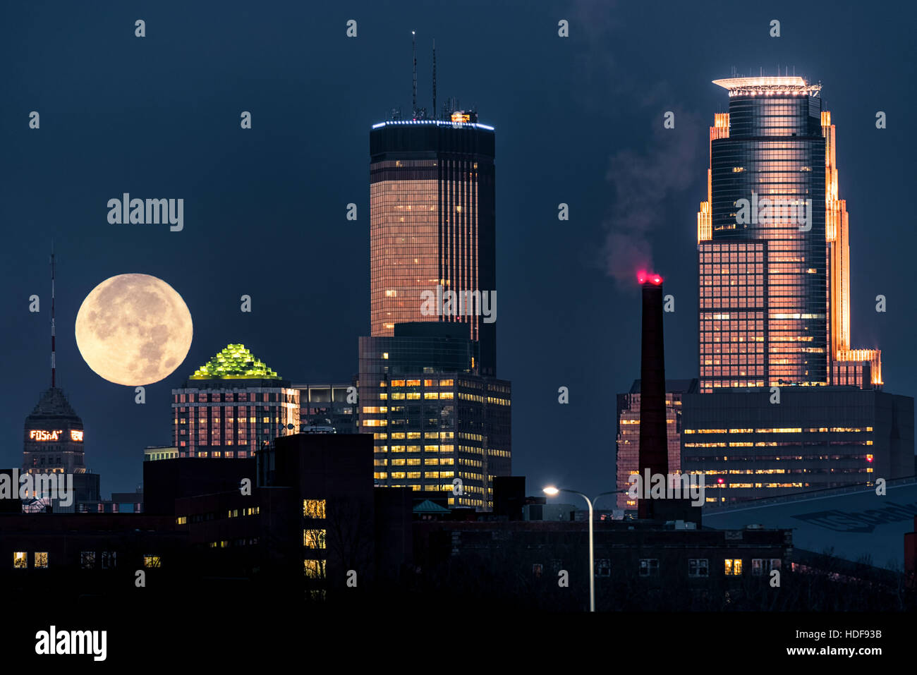Noviembre 2016 super luna establece detrás del centro de Minneapolis. Foto de stock
