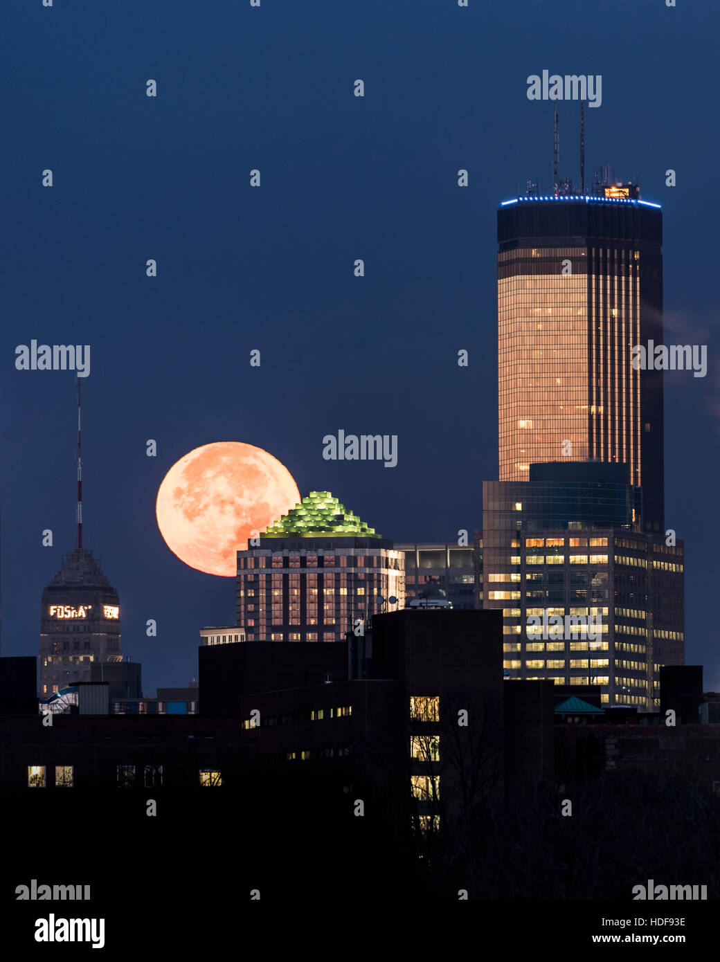 Noviembre 2016 super luna establece detrás del centro de Minneapolis. Foto de stock