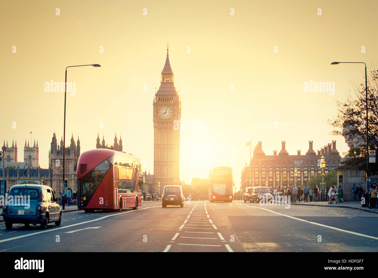 Londres, Reino Unido, el palacio de Westminster y el Big Ben y el tráfico en el puente de Westminster en primer plano Foto de stock