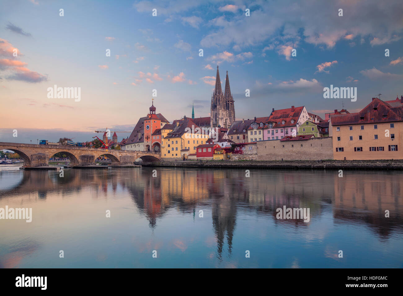 Regensburg. Imagen del paisaje urbano de Regensburg, Alemania durante la puesta de sol. Foto de stock