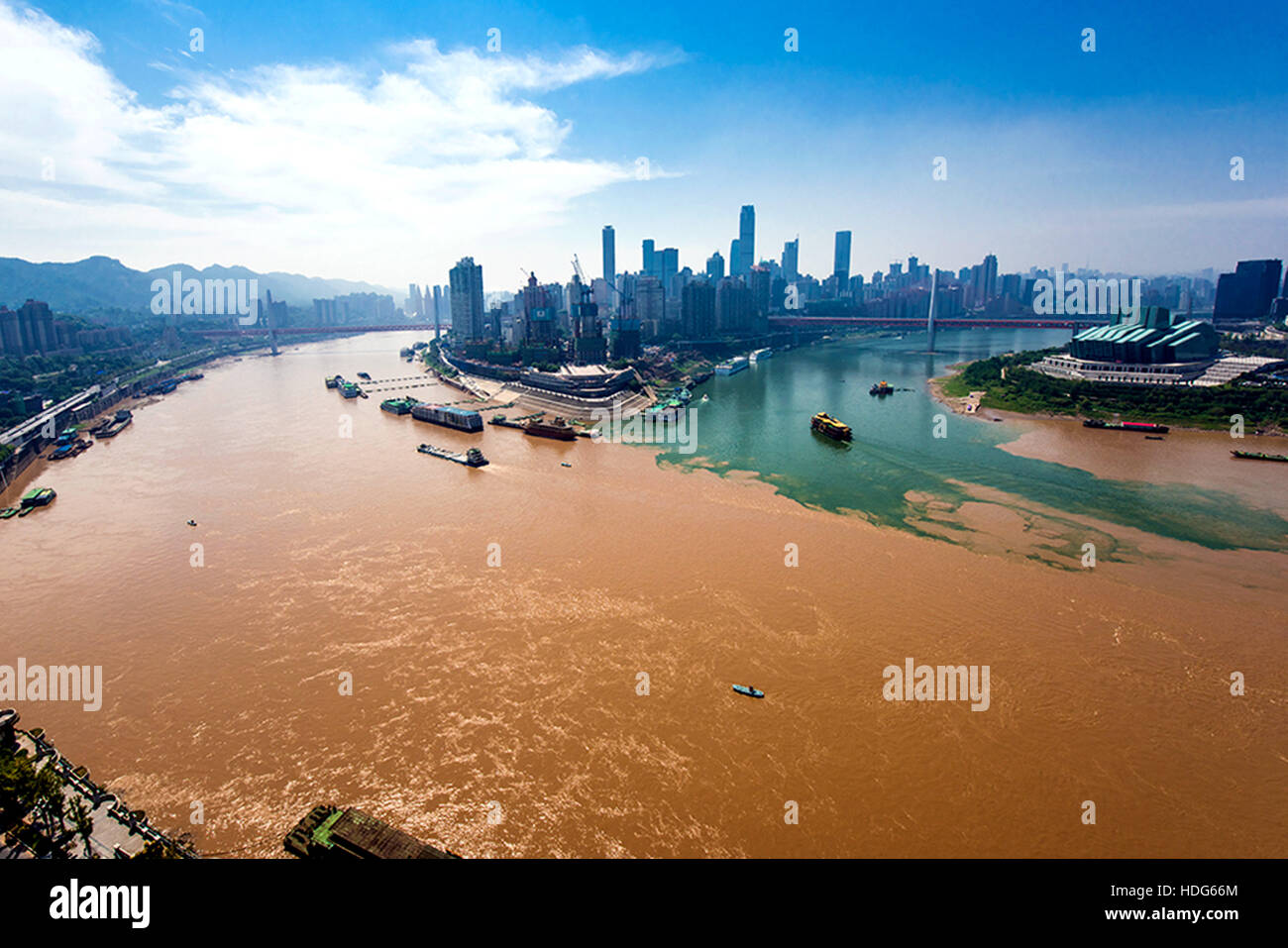 Chongqing Chongqing, China. 2 de diciembre, 2016. Chongqing, China - 2 de diciembre de 2016: (Sólo para uso editorial. CHINA).El cruce del río Yangtze y los ríos Jialing River en el sudoeste de China, Chongqing Diciembre 5th, 2016. El río Yangtze y los ríos Jialing Río converge en Chongqing, creando un paisaje majestuoso de agua de absolutamente diferentes colores en el cruce. © SIPA Asia/Zuma alambre/Alamy Live News Foto de stock