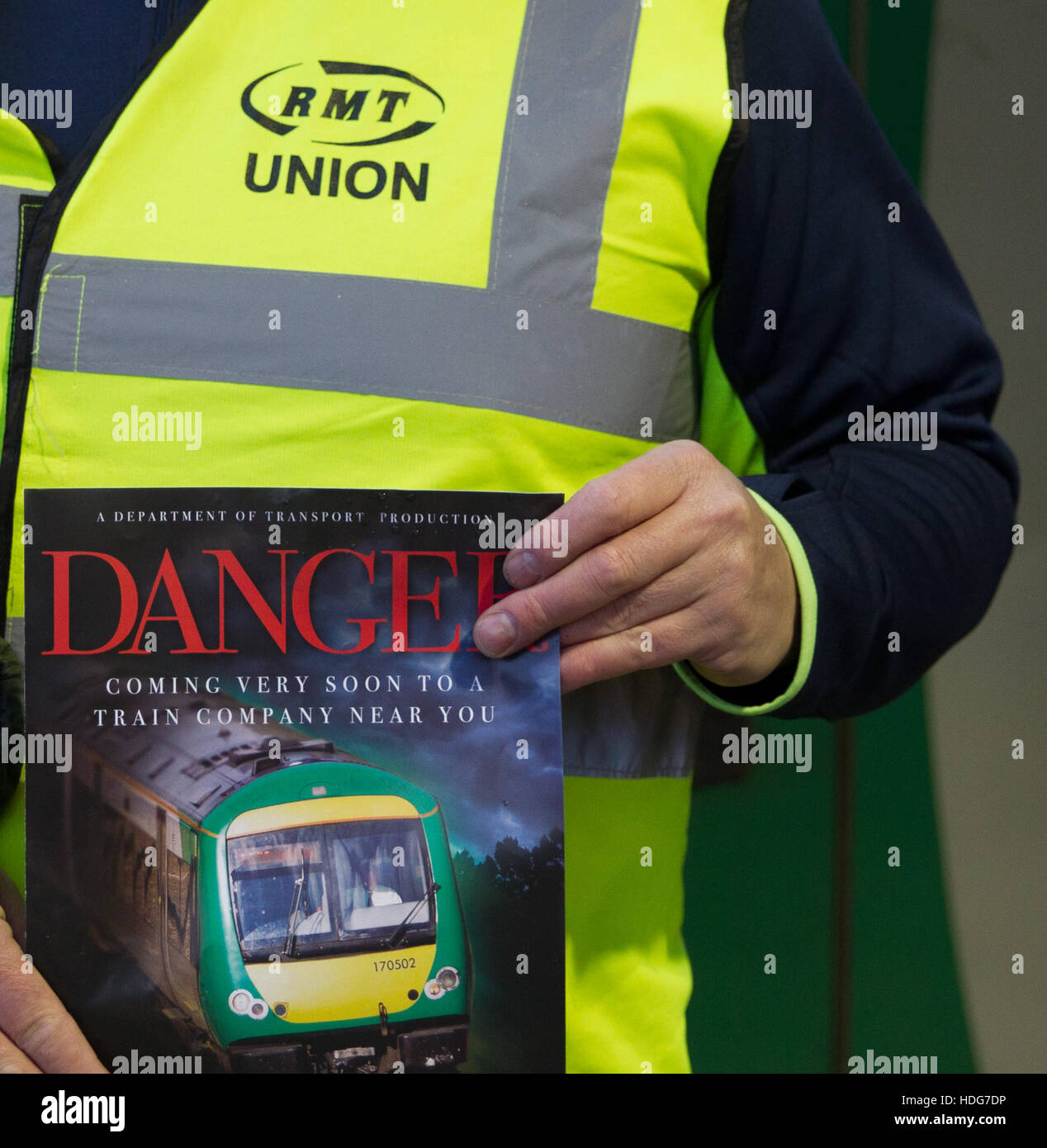 Crewe, Reino Unido. 12 de diciembre de 2016. Sindicato ferroviario RMT lanza la campaña seguro para todos los trenes en London Midland Credit: Charles Allen/Alamy Live News Foto de stock