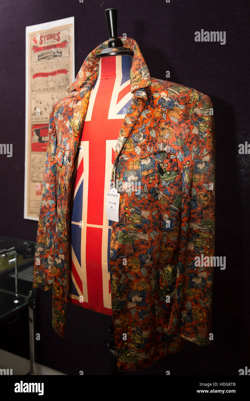 Knightsbridge, Reino Unido. 12 dic, 2016. Una chaqueta de seda usadas por Keith Richards, de los Rolling Stones en un photocall en Bonhams antes de la subasta de recuerdos de entretenimiento en Knightsbridge Londres Crédito: Keith Larby/Alamy Live News Foto de stock