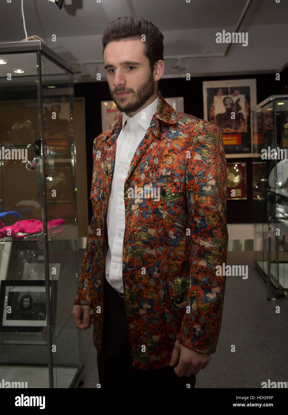 Knightsbridge, Reino Unido. 12 dic, 2016. Charlie Cook Porter modelos una chaqueta de seda usadas por Keith Richards, de los Rolling Stones en aÊphotocall en Bonhams antes de la subasta de recuerdos de entretenimiento en Knightsbridge Londres Crédito: Keith Larby/Alamy Live News Foto de stock