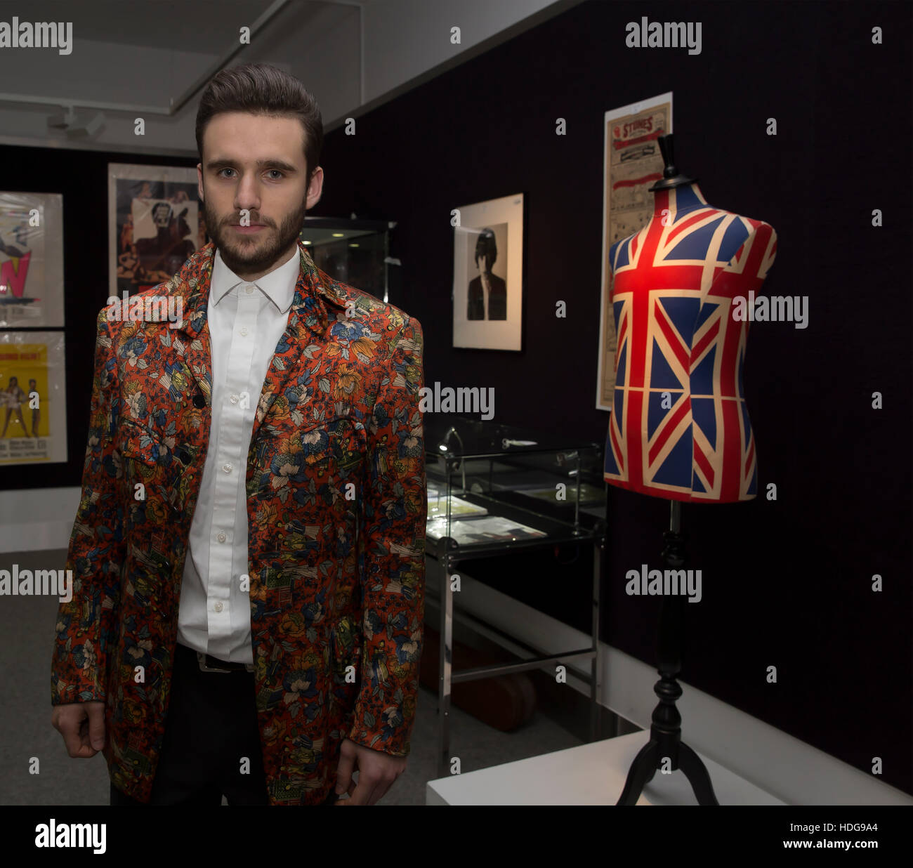 Knightsbridge, Reino Unido. 12 dic, 2016. Charlie Cook Porter modelos una chaqueta de seda usadas por Keith Richards, de los Rolling Stones en aÊphotocall en Bonhams antes de la subasta de recuerdos de entretenimiento en Knightsbridge Londres Crédito: Keith Larby/Alamy Live News Foto de stock