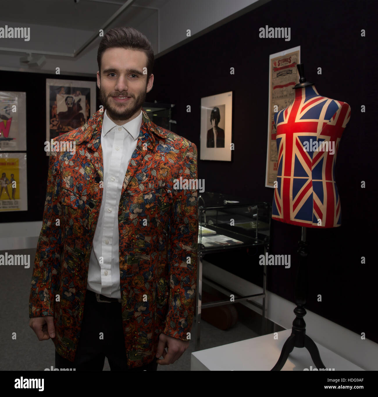 Knightsbridge, Reino Unido. 12 dic, 2016. Charlie Cook Porter modelos una chaqueta de seda usadas por Keith Richards, de los Rolling Stones en aÊphotocall en Bonhams antes de la subasta de recuerdos de entretenimiento en Knightsbridge Londres Crédito: Keith Larby/Alamy Live News Foto de stock