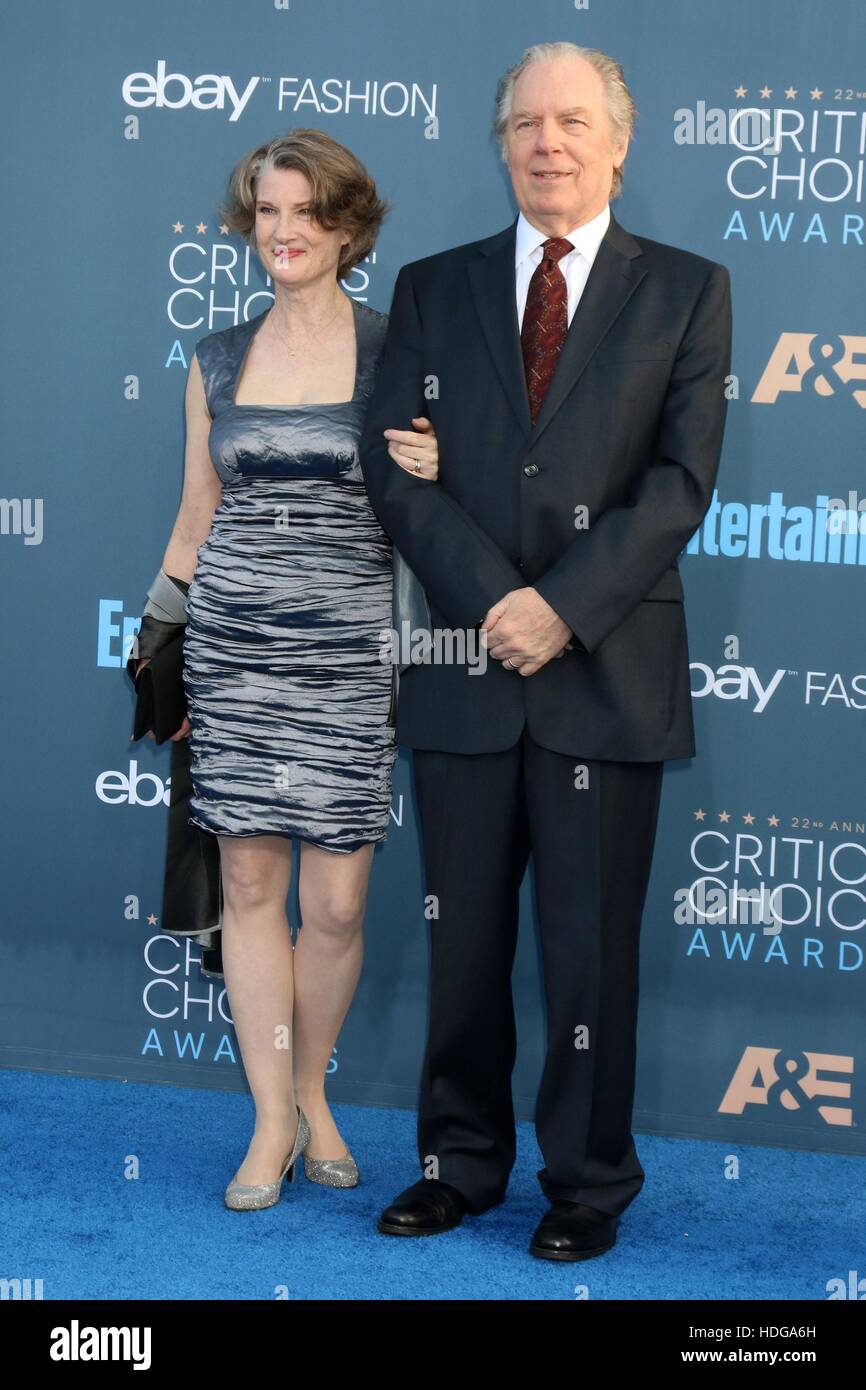 Santa Monica, California, USA. 11 dic, 2016. Annette O'Toole, Michael McKean en la terminal de llegadas para 22ª Anual de Critics' Choice Awards - Parte 2, Barker Hangar, Santa Monica, California, Estados Unidos, 11 de diciembre de 2016. Crédito: Priscilla Grant/Everett Collection/Alamy Live News Foto de stock