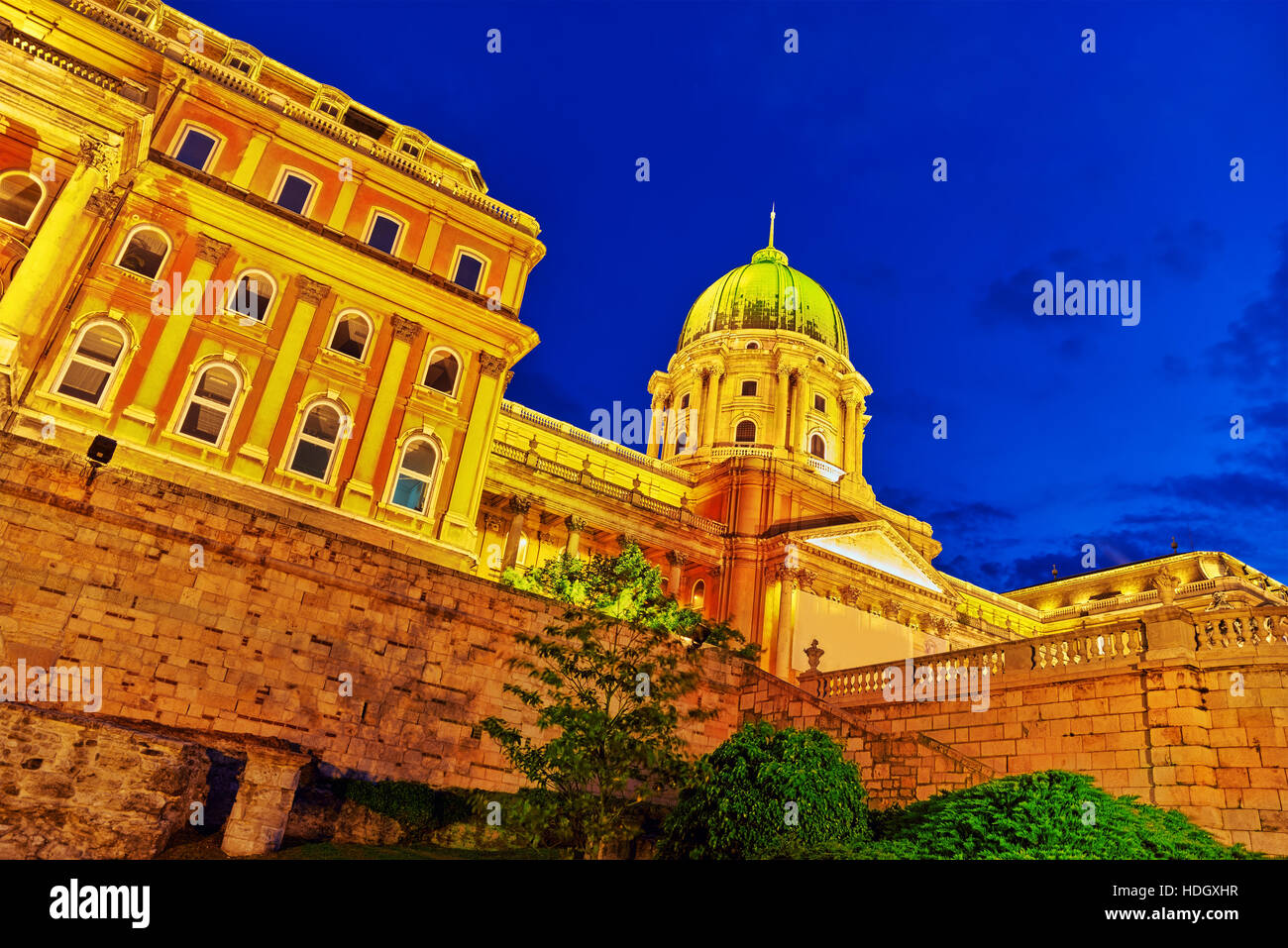 Budapest castillo real durante la noche. Hungría. Foto de stock