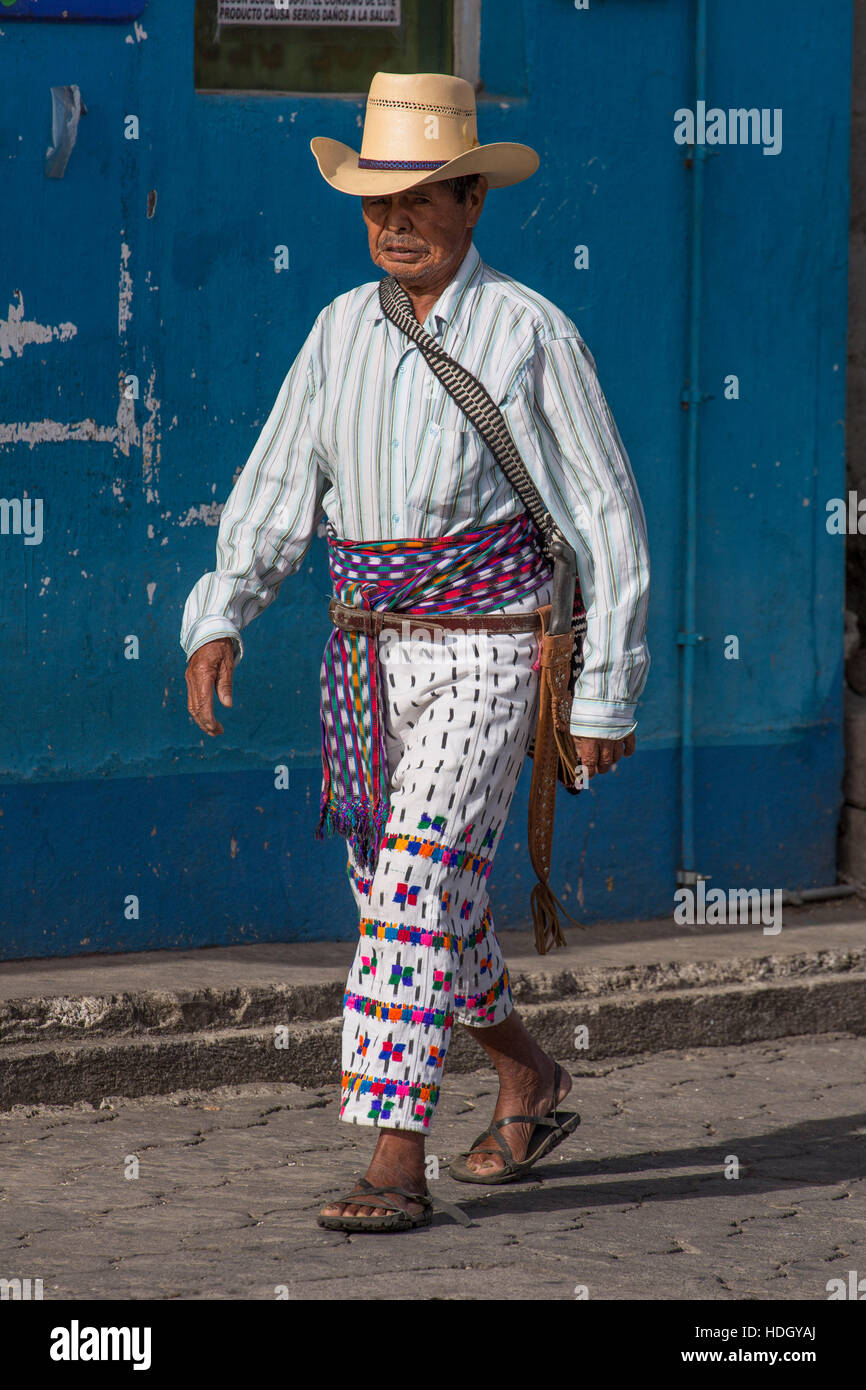 El hombre maya con ropas tradicionales Fotografía de stock - Alamy