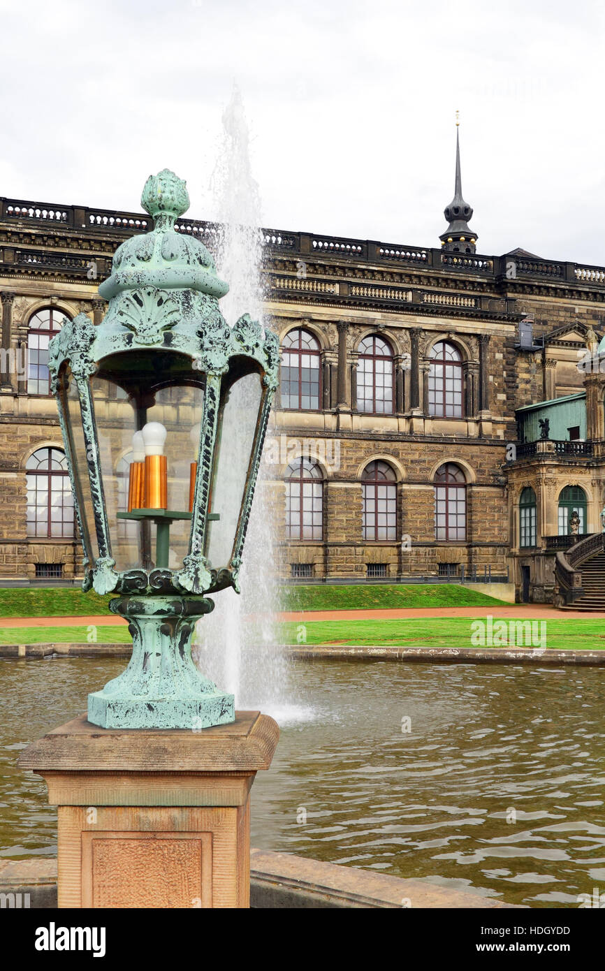 Linterna en palacio Zwinger (Der Dresdner Zwinger) en Dresden. Foto de stock