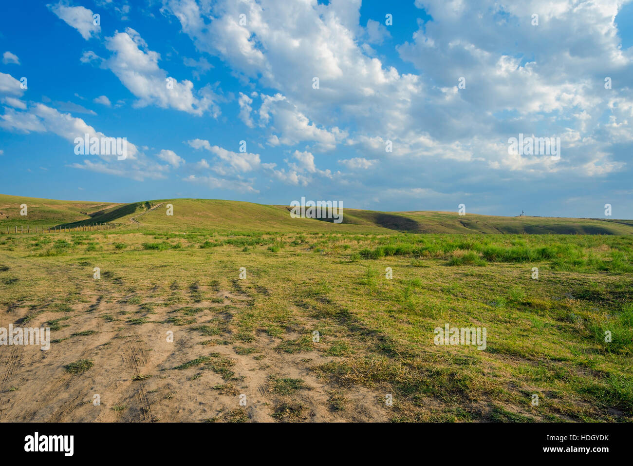 Infinitas colinas de praderas y estepas de Kazajstán Foto de stock
