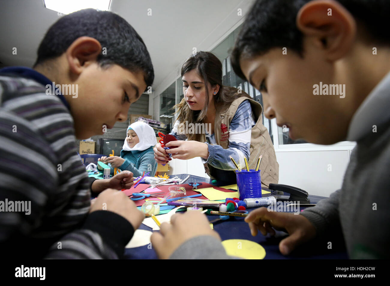 Psicóloga Lina Zaarour ejecuta una clase de terapia de arte para niños