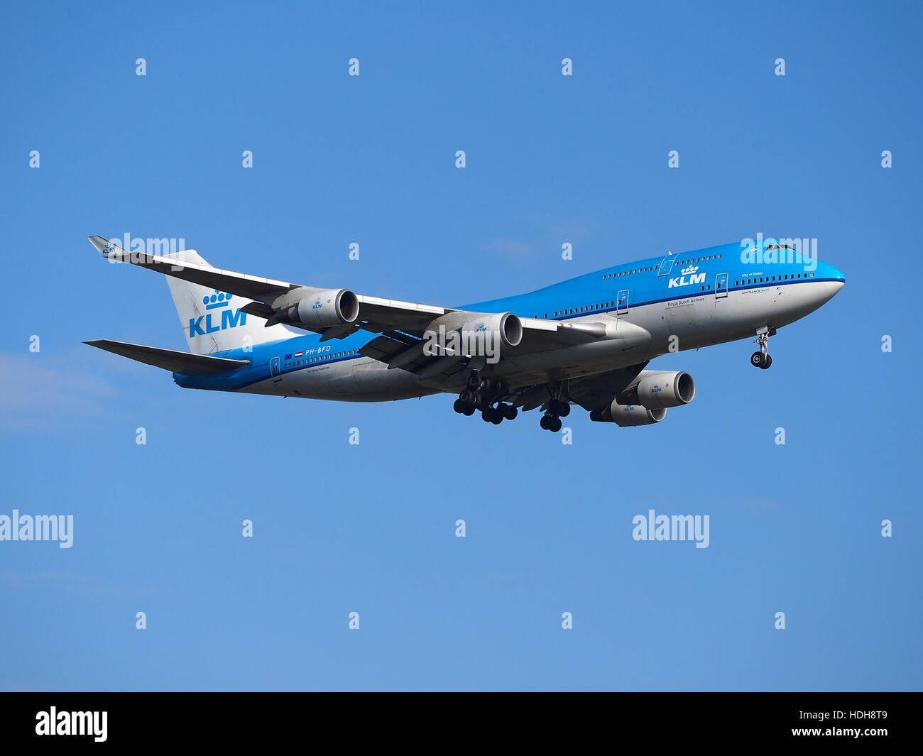 Avión aviones volando cielo volar alas crucero Fotografía de stock - Alamy