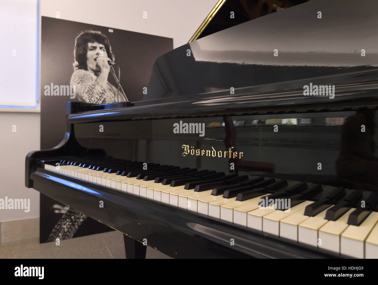 Un piano de cola Bosendorfer Imperial, jugado por la Reina, Coldplay, Robbie  Williams y Talk Talk en la pantalla antes de la venta de recuerdos del  entretenimiento en Bonhams en Knightsbridge, Londres