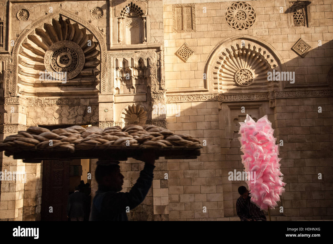 Las calles del barrio islámico de El Cairo y el bazar de Khan el khalili Foto de stock