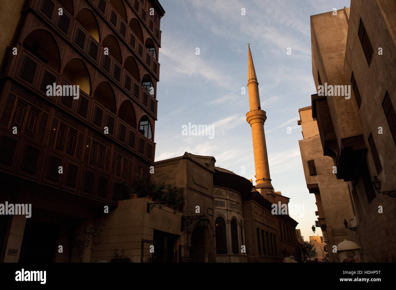 Minarete de la mezquita en la calle de El Cairo islámico, Egipto. Foto de stock