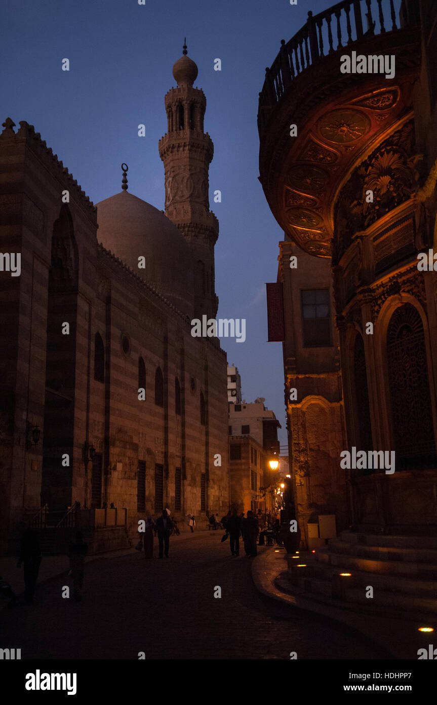 Un paseo a lo largo de Mui'z Street en El Cairo islámico, Egipto Foto de stock