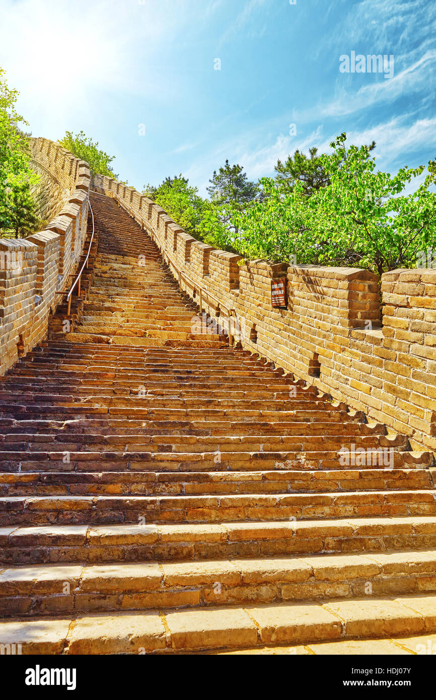 Escalera de piedra de la Gran Muralla de China, la sección 'Mitianyu'.  Periferia de Pekín Fotografía de stock - Alamy