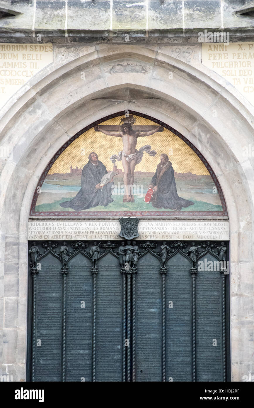 La puerta de la iglesia del castillo de Wittenberg, donde Martín Lutero  clava las 95 tesis Fotografía de stock - Alamy