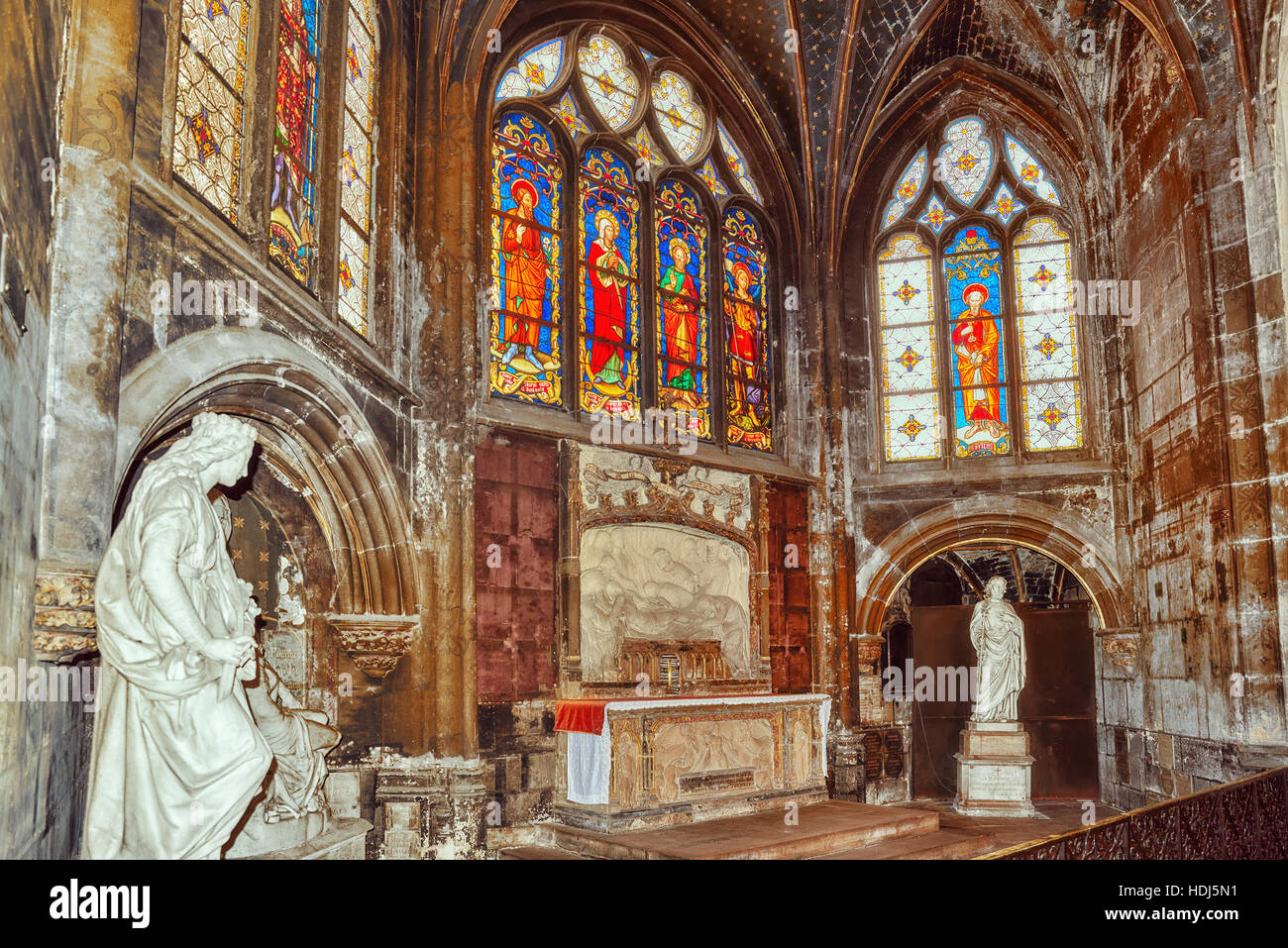 París, Francia - Julio 06, 2016 : cristal SStained dentro de Saint-Germain l'Auxerrois iglesia, cerca del Louvre. Su construcción en época romana, gótica y Renaissanc Foto de stock