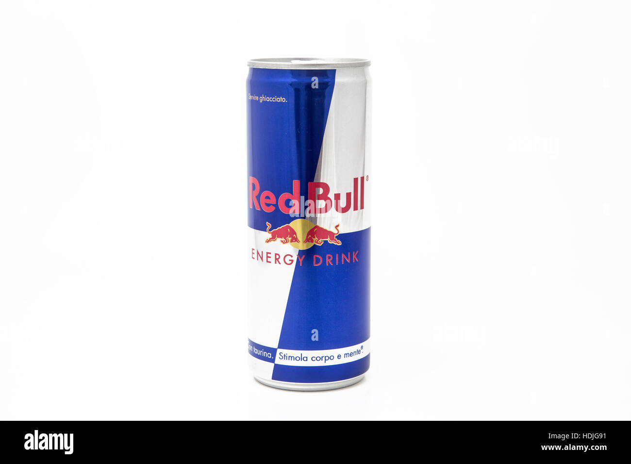 Italia, Friuli Venezia Giulia ,Trieste el 11 de diciembre de 2016 / aluminio lata de bebida energética Red Bull Sugarfree.Red Bull es el más p Foto de stock