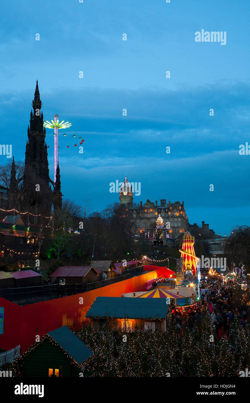 Edimburgo iluminaciones de Navidad luces y diversión, justo al este de Princes Street Gardens, Escocia UK 2016 Foto de stock