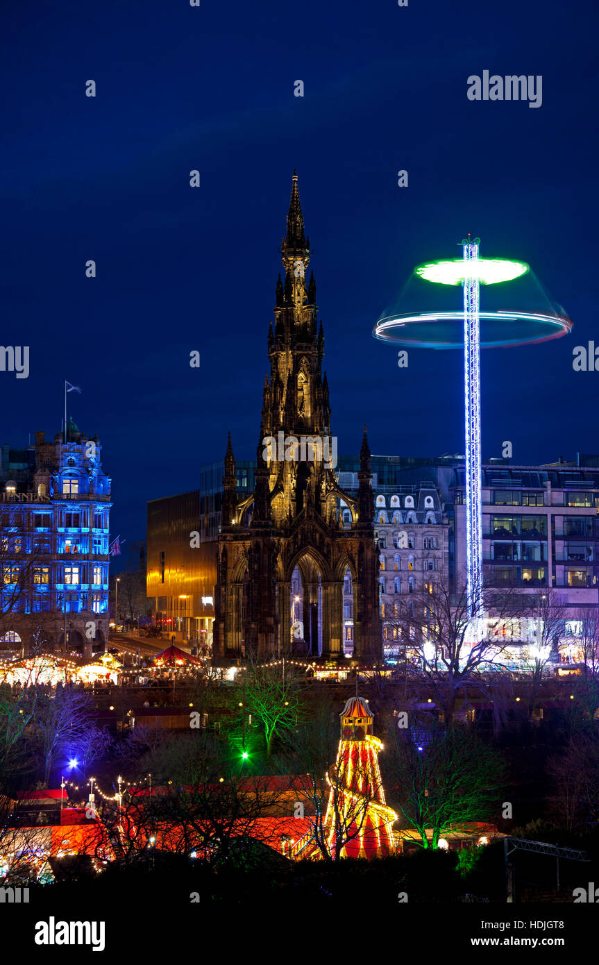 Edimburgo iluminaciones de Navidad luces y diversión, justo al este de Princes Street Gardens, Escocia, Reino Unido Foto de stock