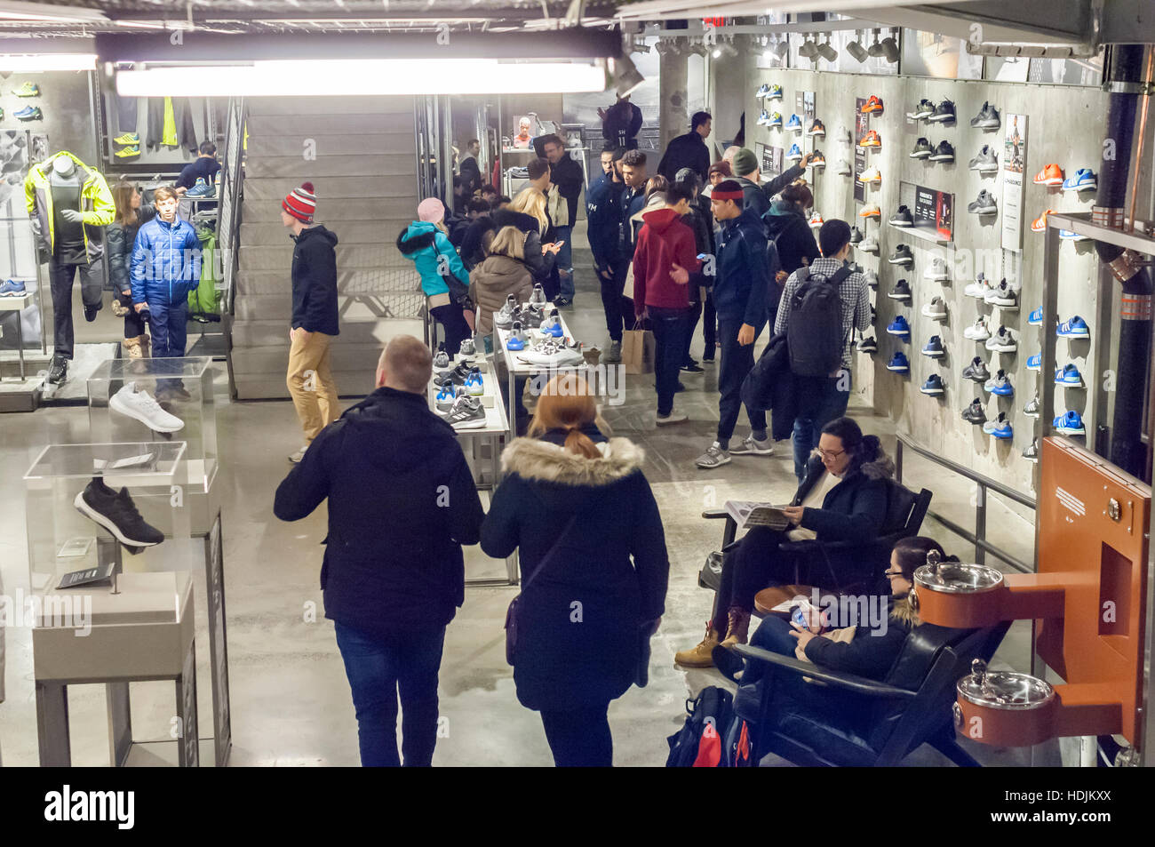 Los de multitudes el nuevo flagship de Adidas en la Quinta Avenida de Nueva York el domingo, 11 de diciembre de 2016. En 45.000 metros cuadrados la tienda más