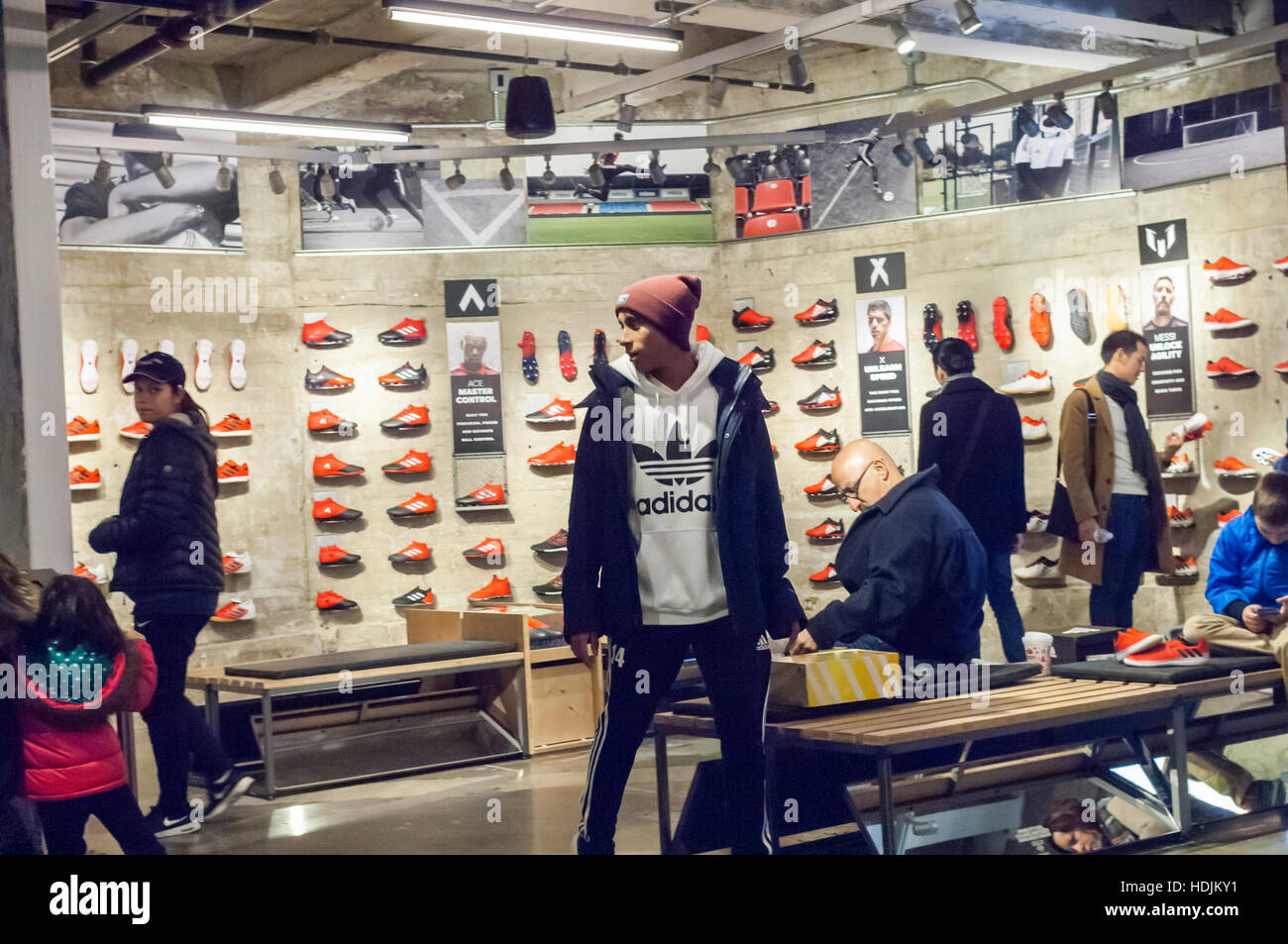 Los clientes de multitudes el nuevo flagship store de Adidas en la Quinta  Avenida de Nueva York el domingo, 11 de diciembre de 2016. En 45.000 metros  cuadrados la tienda más grande