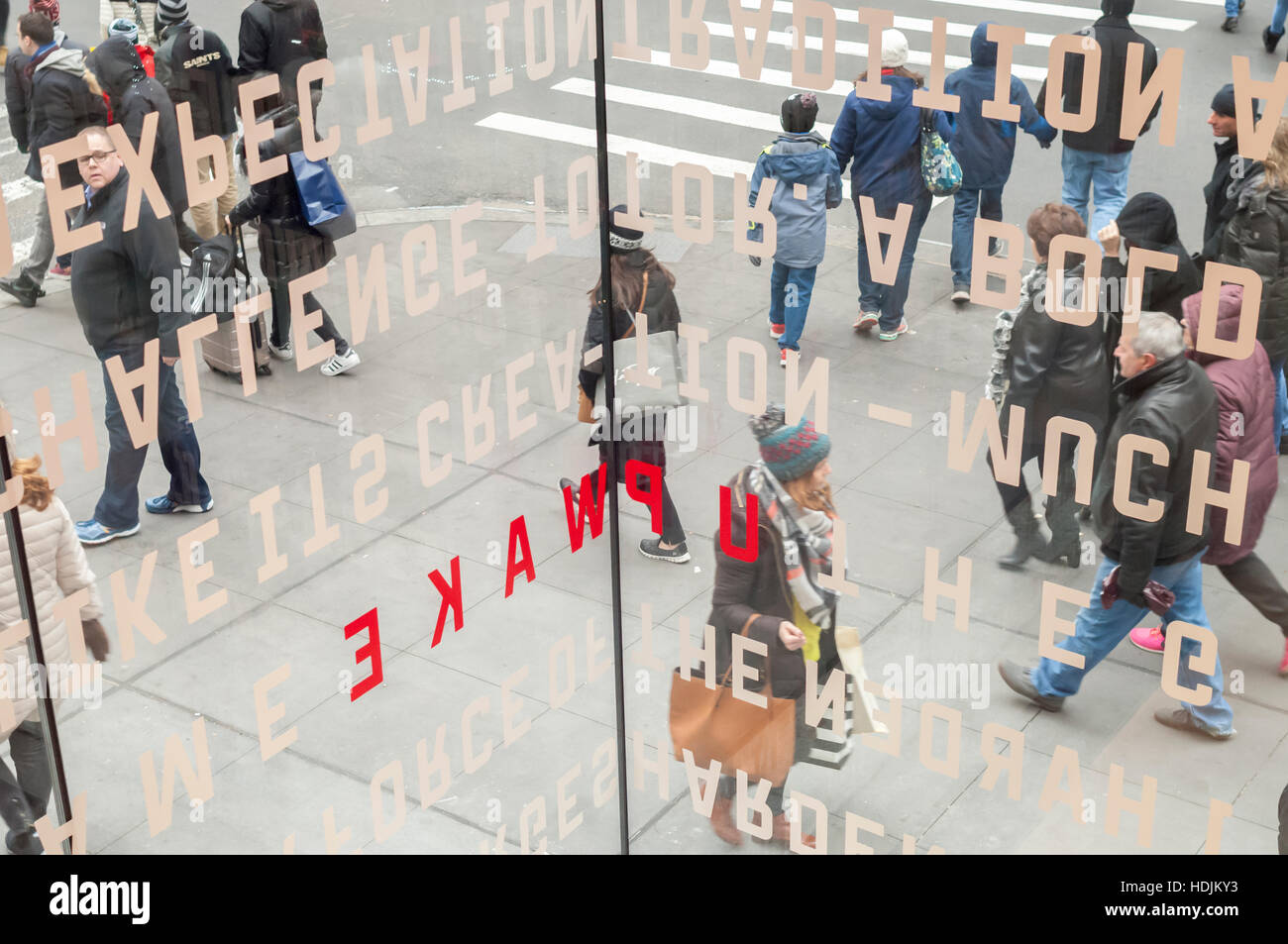 guión explosión audición Vista exterior del nuevo flagship store de Adidas en la Quinta Avenida de  Nueva York el domingo, 11 de diciembre de 2016. En 45.000 metros cuadrados  la tienda más grande de Adidas.