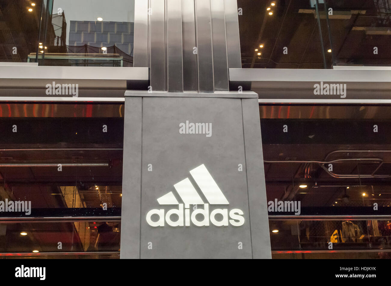 La nueva tienda insignia de Adidas en la Quinta Avenida de Nueva York el  domingo, 11 de diciembre de 2016. En 45.000 metros cuadrados la tienda más  grande de Adidas. Nike, el