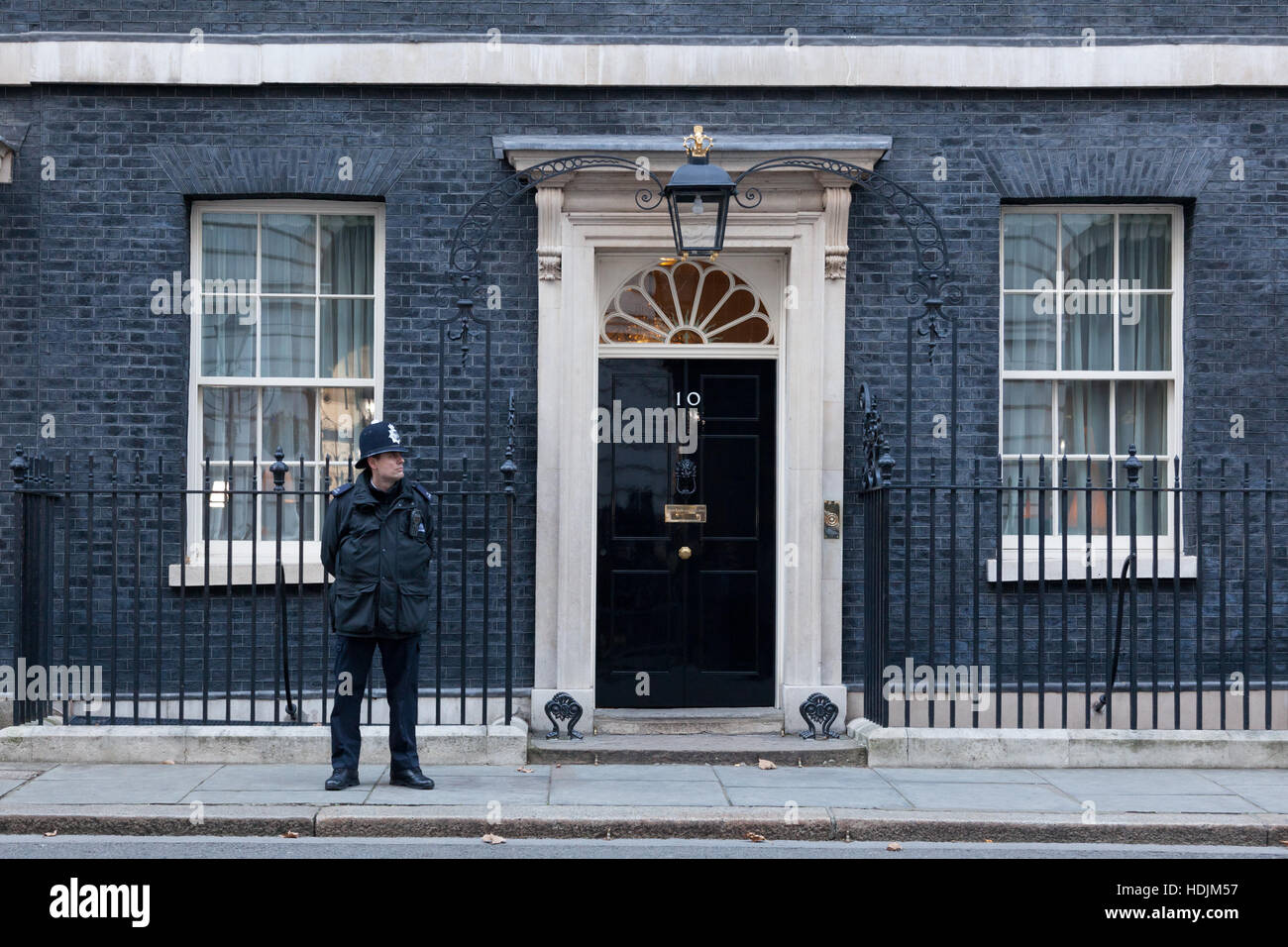 Londres, 28 de noviembre de 2016. Un guardia delante del número 10 de Downing Street en Londres, la residencia del Primer Ministro del Reino Unido. Foto de stock