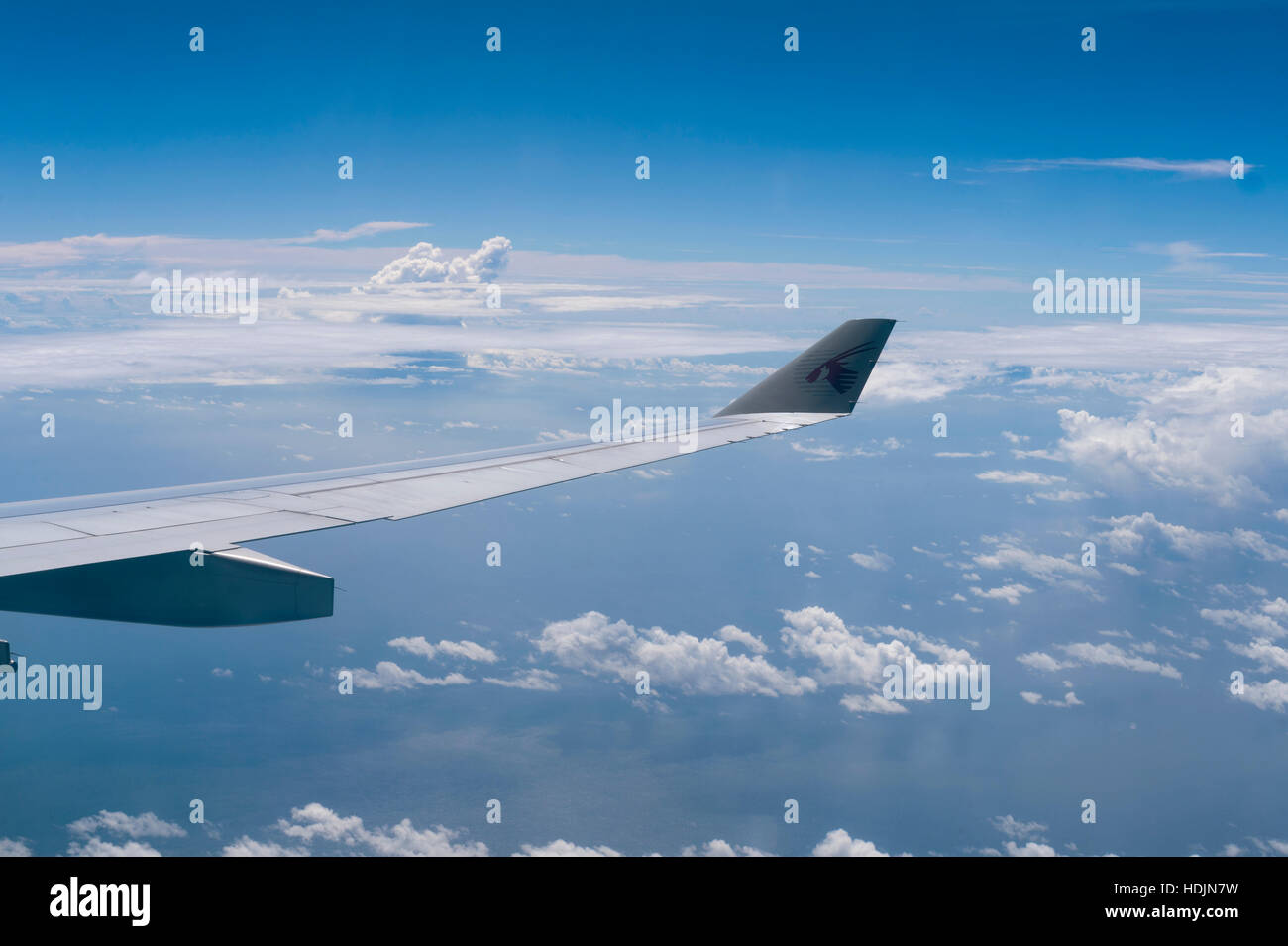 Vista desde la ventana de la cabina de un vuelo de Qatar Airways Foto de stock